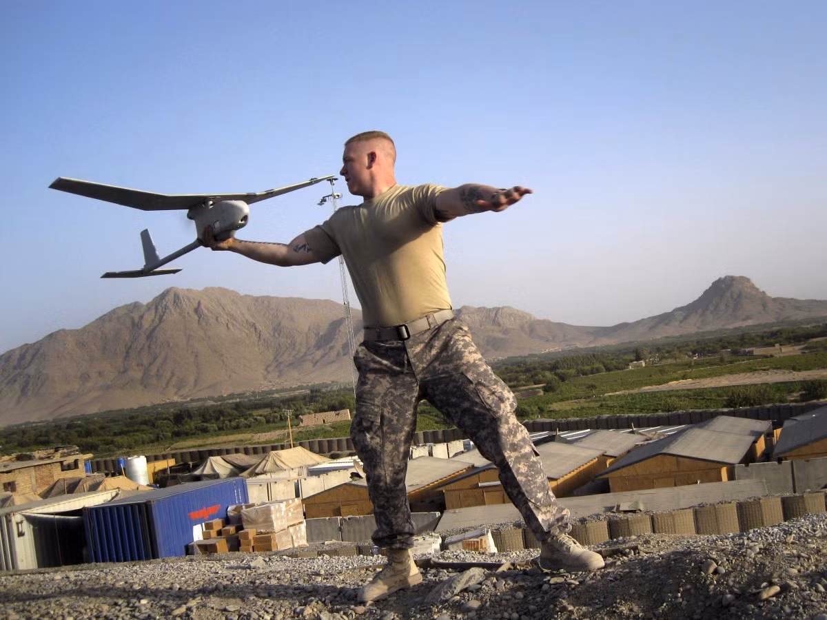 3. Máy bay trinh sát Raven là sản phẩm của tập đoàn Aero Vironment. Với sải cánh dài 1,3 m và có thể gập lại, chiếc Raven có thể phóng bằng tay để đi thực hiện nhiệm vụ trong thời gian tối đa 60-90 phút.