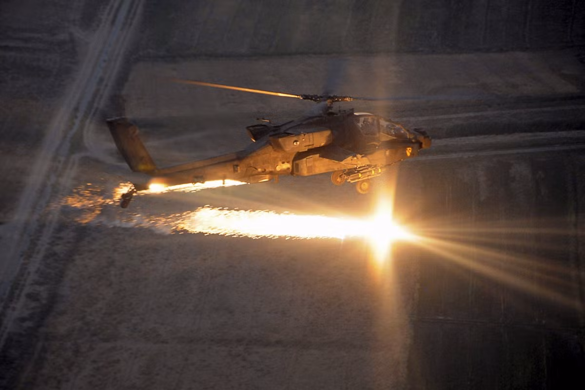 7. Máy bay trực thăng tấn công AH-64E Apache Longbow: Cục Hợp tác quốc phòng và an ninh (DSCA) thuộc Bộ Quốc phòng Mỹ hồi tháng trước thông báo Quốc hội rằng, họ đã bán 24 chiếc máy bay này cùng với 480 tên lửa Hellfire với tổng giá trị hợp đồng này là 4,8 tỷ USD.