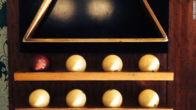 Lãnh đạo Liên Xô rất thích chơi cờ vua, hút tẩu thuốc và xem phim. Tuy nhiên, theo lời hướng dẫn viên, Stalin thích nhất chơi bi-a. Những quả bóng bi-a làm bằng ngà voi trưng bày ở trên giá.