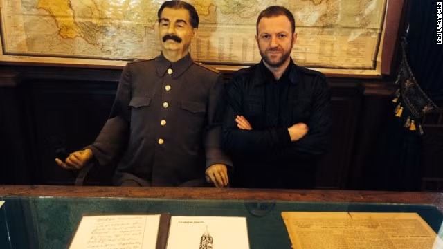 Bức tượng này được đặt ở phòng chiếu phim, nơi chứa đựng nhiều vật dụng trong thời gian ông còn làm lãnh đạo.