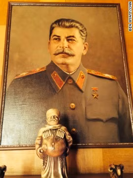 Sinh năm 1879, Stalin trở thành một trong những nhân vật chính trị quyền lực bậc nhất trong lịch sử Nga. Ông lãnh đạo Liên Xô từ cuối thập niên 1920 tới 1953. Bức chân dung Stalin cỡ lớn phía trên lò sưởi phòng ăn của điền trang được treo sau khi ông mất.