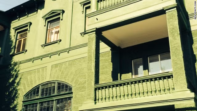 Với mặt tiền được quét toàn bộ bằng lớp sơn màu xanh lá cây, căn biệt thực này từng làm nơi dưỡng bệnh cho Stalin trong giai đoạn 1937-1945; nằm trên đỉnh dãy núi giữa thung lũng Matsesta và hẻm núi Agur, cách trung tâm thành phố Sochi một vài dặm.