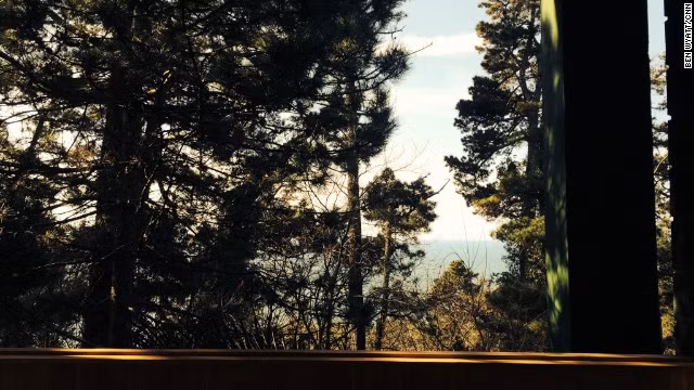 Từ ban công, bạn có thể phóng tầm nhìn ra khung cảnh của Biển Đen. Chưa kể, căn nhà còn nằm giữa rừng cây bách lá kim. Đây là điểm lý tưởng để thoát khỏi cuộc sống nhộn nhịp, xô bồ.