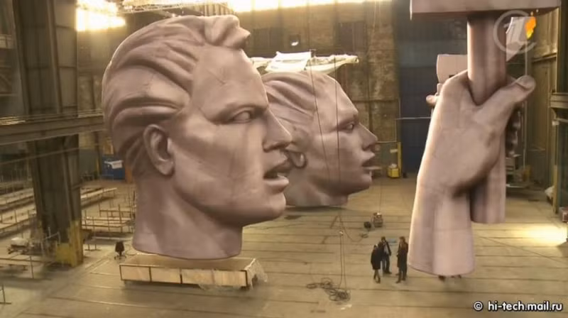 Sân vận động Fischt được xây dựng mới hoàn toàn để các nhân viên kỹ thuật có thể bố trí một hệ thống lớn gồm các toa xe phía dưới mái vòm của nó. Để các vật trang trí đồ sộ trong buổi lễ chuyển động theo một đường thẳng, họ đã áp dụng kỹ thuật điều khiển bằng máy tính.