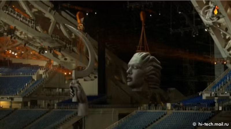 Đặc biệt, các nhân viên đã có ý tưởng để làm nên tượng đài "Công nhân và Nữ nông trang viên" nổi tiếng. Theo đó, họ sử dụng vải tổng hợp để làm mô hình của tác phẩm nghệ thuật này. Tiếp theo, 7-11 chiếc quạt công nghiệp đã được trưng dụng để giúp mô hình vải này trở nên sống động y như bức tượng ngoài đời thực.