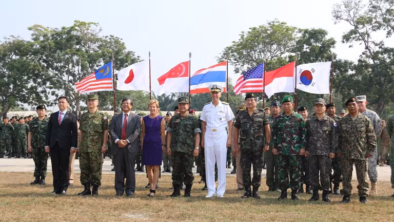 Lãnh đạo cấp cao của các nước trong lễ khai mạc cuộc tập trận Hổ Mang Vàng 2014 ở Thái Lan.