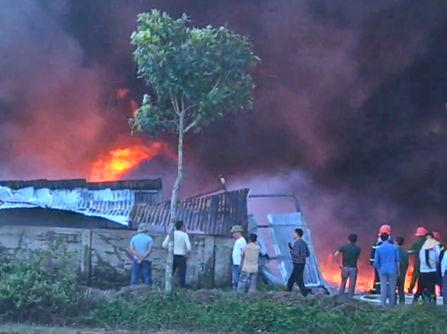 Đến gần 17h cùng ngày, đám cháy cơ bản được khống chế. Tuy nhiên, khu vực nhà xưởng, bãi tập kết phế liệu gần như bị lửa thiêu rụi hoàn toàn.