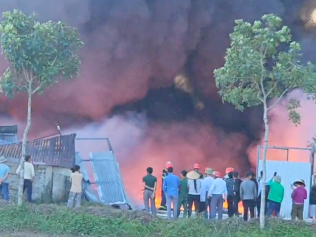 Thông tin ban đầu, khoảng 14h30 ngày 1/12, một số người dân phát hiện đám cháy từ xưởng phế liệu nằm ngoài khu vực cánh đồng ở xóm 9 (xã Nghi Phong) nên lập tức báo chính quyền địa phương và cảnh sát đến dập lửa.