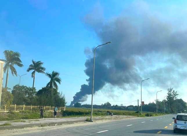 “Chủ xưởng là người ở địa phương khác đến thuê đất để mở xưởng mua bán phế liệu nhựa, giấy. Hiện chưa rõ khối lượng phế liệu và giá trị bị thiệt hại trong vụ cháy này”, lãnh đạo xã Nghi Phong nói.