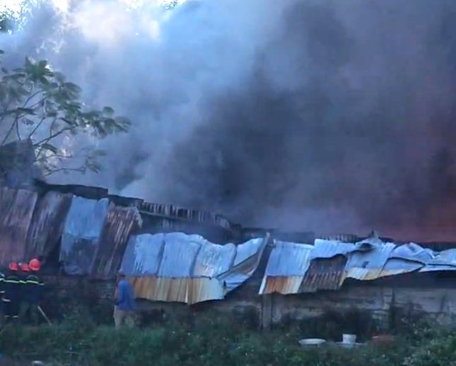 Nhận được tin báo, Phòng Cảnh sát Phòng cháy chữa cháy và cứu nạn cứu hộ Công an tỉnh Nghệ An đã điều động 4 xe chuyên dụng cùng hàng chục cán bộ chiến sĩ đến hiện trường dập lửa.