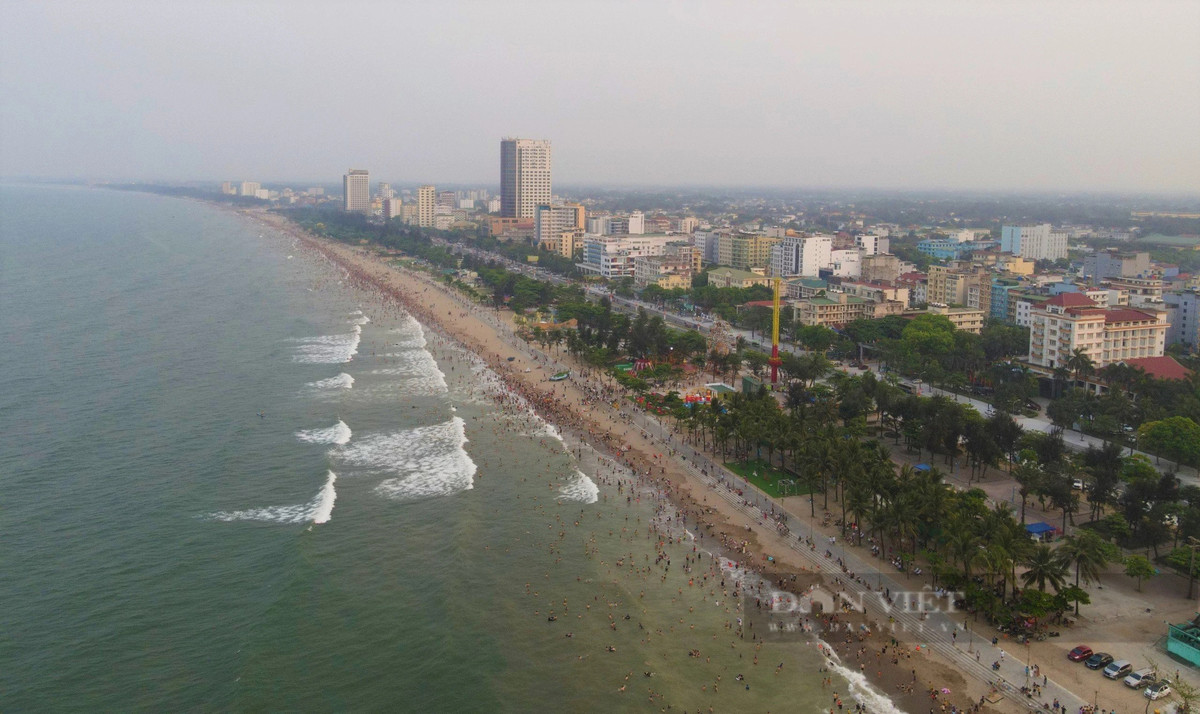 Phố biển Cửa Lò với cơ sở hạ tầng được đầu tư đồng bộ, nơi đây có hơn 300 cơ sở lưu trú cùng nhiều dịch vụ nên thu hút đông đảo du khách tìm về. Năm 2024, thị xã Cửa Lò đạt mục tiêu đón 4,15 triệu lượt khách; khách lưu trú đạt 1,45 triệu lượt; doanh thu dịch vụ du lịch đạt 4.200 tỷ đồng.