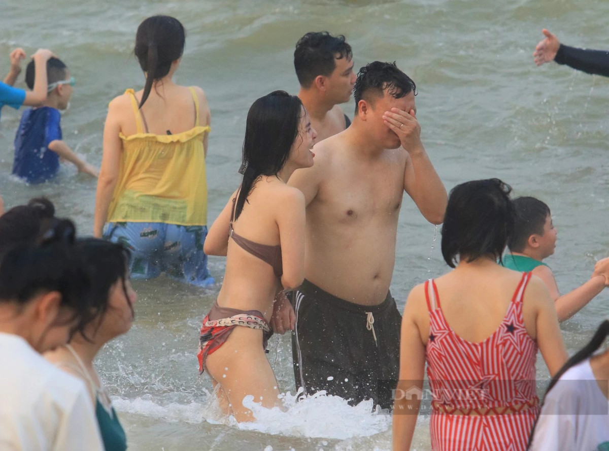 Du khách thích thú khi tắm biển Cửa Lò, hòa mình vào làn nước mát trong những ngày nắng nóng.