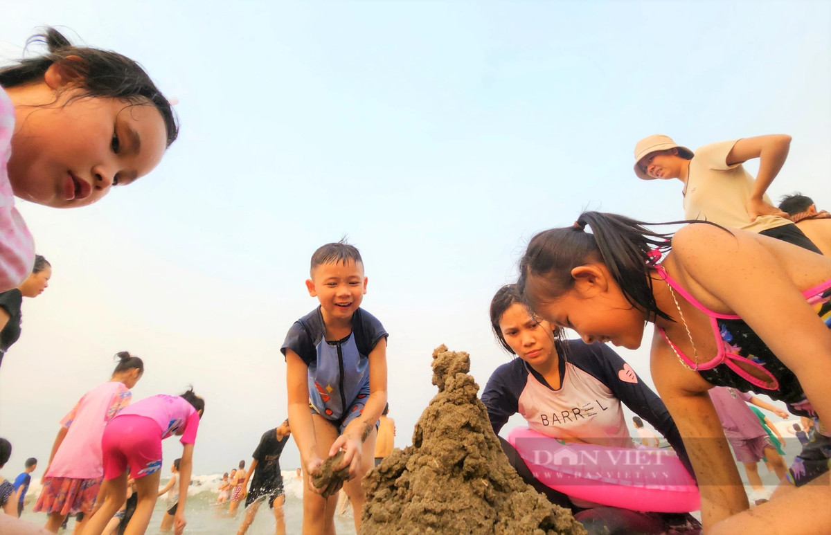 Các em nhỏ thích thú chơi đùa trên bãi cát.