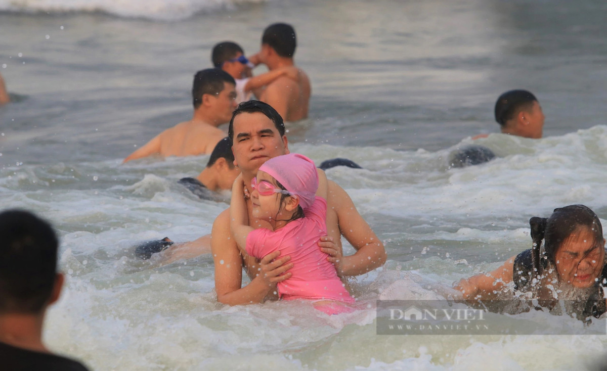 Thời tiết nắng nóng được hòa mình trong làn nước trong xanh ở Cửa Lò để giải nhiệt là điều tuyệt vời nhất.
