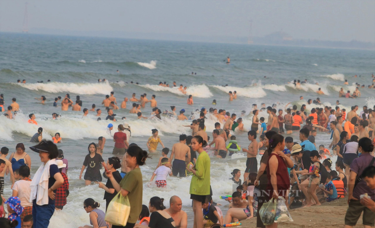 Với làn nước trong xanh, mát rượi ở phố biển Cửa Lò, thị xã Cửa Lò giúp du khách tận hưởng những ngày nghỉ thoải mái nhất.