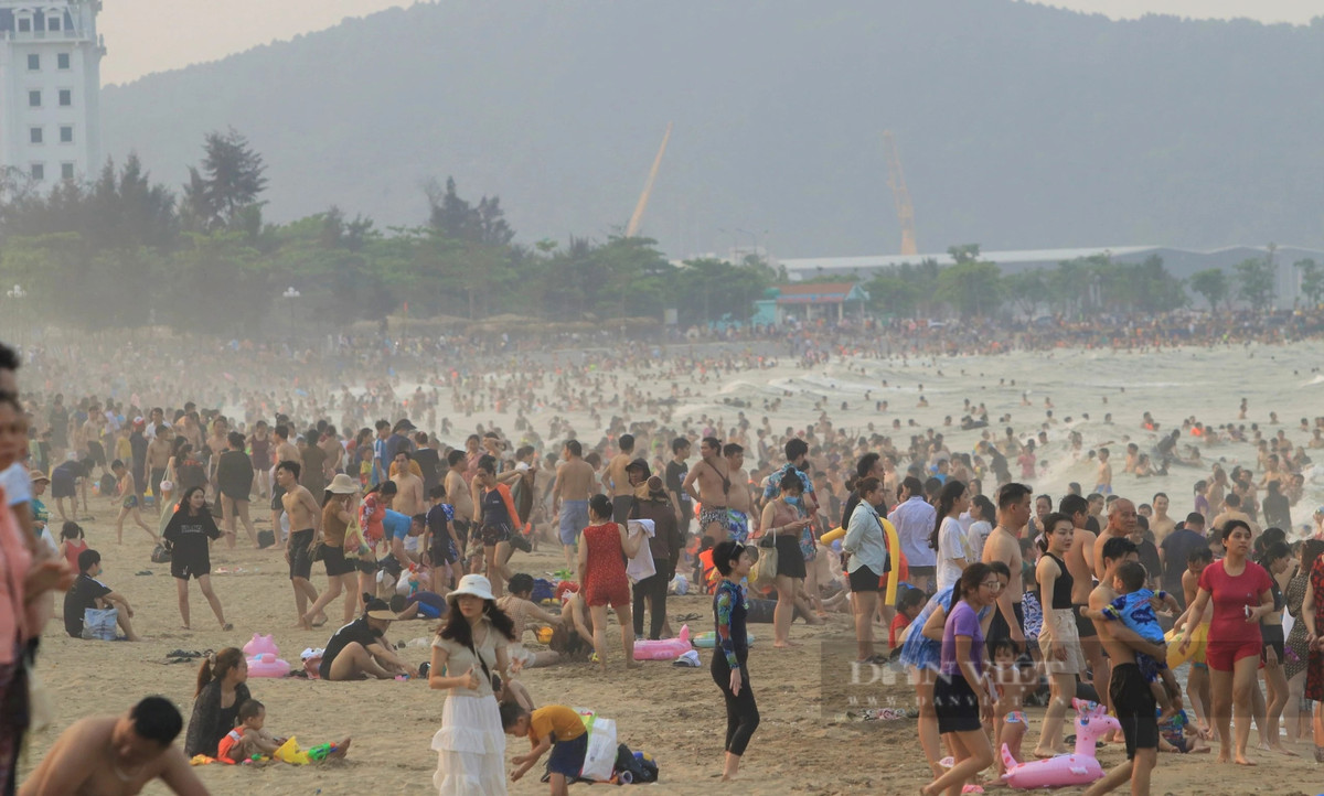 Khung cảnh thường thấy trên bãi biển Cửa Lò, Nghệ An trong những ngày nghỉ lễ.