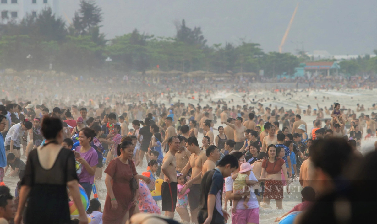 Có những thời điểm bãi biển Cửa Lò đông nghịt người. Hàng vạn du khách chen chân tắm biển.