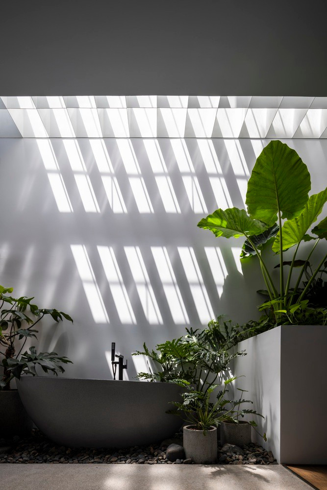 Nội thất của ngôi nhà được bố trí có chủ ý với các khu vực chức năng mở và liên kết với nhau, tạo ra những khoảng trống giúp nâng cao tính thẩm mỹ và cảm nhận về không gian.