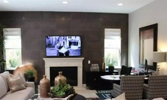 Được biết, tổng diện tích cơ ngơi này của Dũng Taylor và Thu Phương có hơn 700m2. Diện tích nhà 225m2, gồm 4 phòng ngủ và 3 phòng tắm. Phòng khách được thiết kế đơn giản, hiện đại