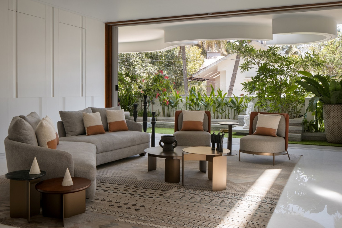 Không gian phòng khách rộng rãi, với tầm nhìn ra hiên là khu vườn xanh mát.