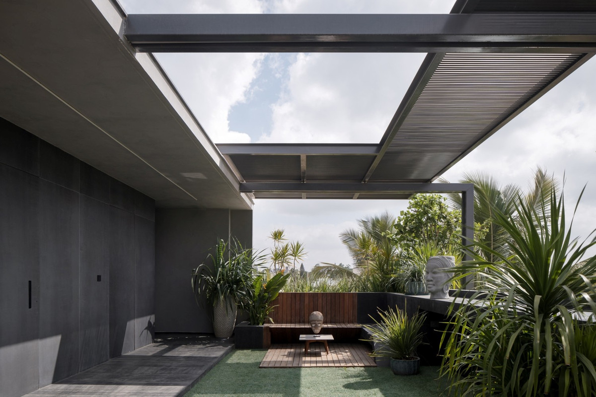 Điểm nhấn ấn tượng của ngôi nhà là có rất nhiều cây xanh ở phía mặt tiền, giúp gia chủ luôn cảm thấy thư giãn khi ngắm nhìn.