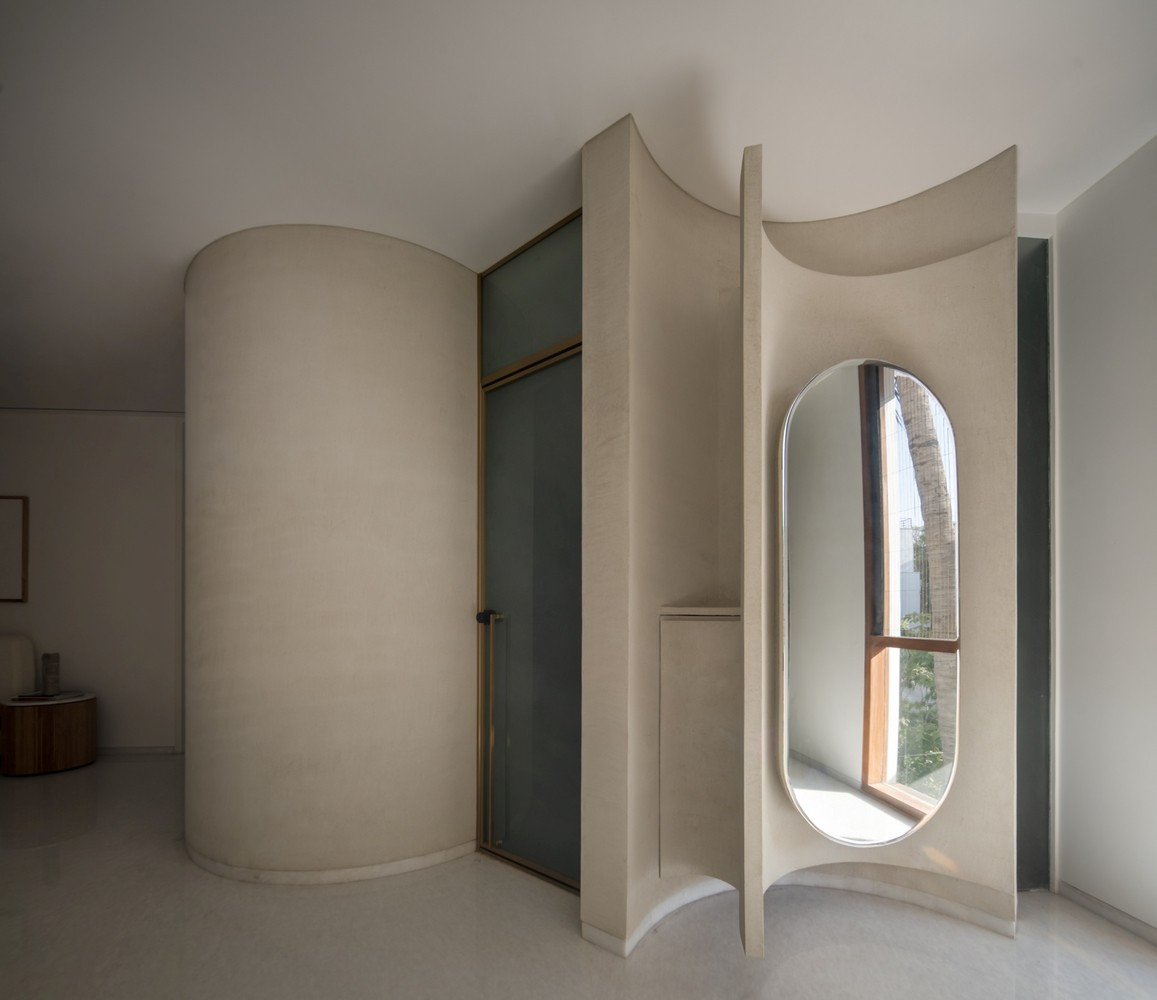 Lo Các không gian trong nhà luôn có sự kết nối với thiên nhiên bên ngoài, để đưa ánh sáng tự nhiên len lỏi vào mọi ngõ ngách. Mặt tiền uốn lượn giúp ngôi nhà trở nên mềm mại, và có nhiều khoảng hở để ánh sáng và gió có thể đi sâu vào bên trong, giúp mọi không gian luôn sáng và thoáng.