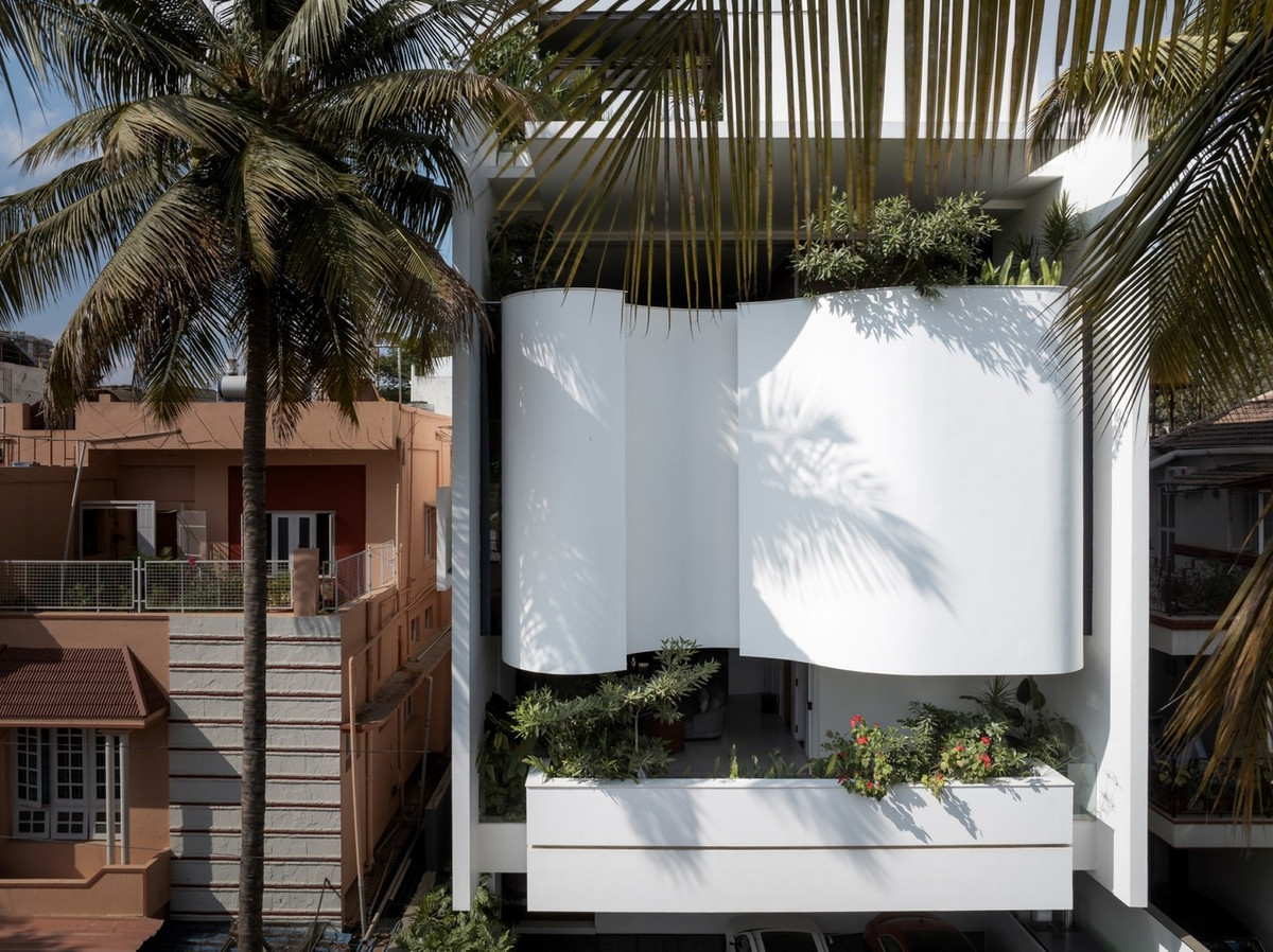 Đồng thời, gia chủ yêu cầu ngôi nhà thể hiện các giá trị tối giản, bằng cách sử dụng màu sắc có thể phát ra năng lượng tích cực khắp nơi.