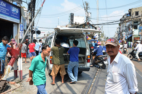 Thi thể nạn nhân được đưa rời khỏi hiện trường.