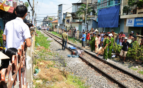 Người đàn ông ra nằm giữa đường ray và bị đoàn tàu chạy qua cán chết tại chỗ.