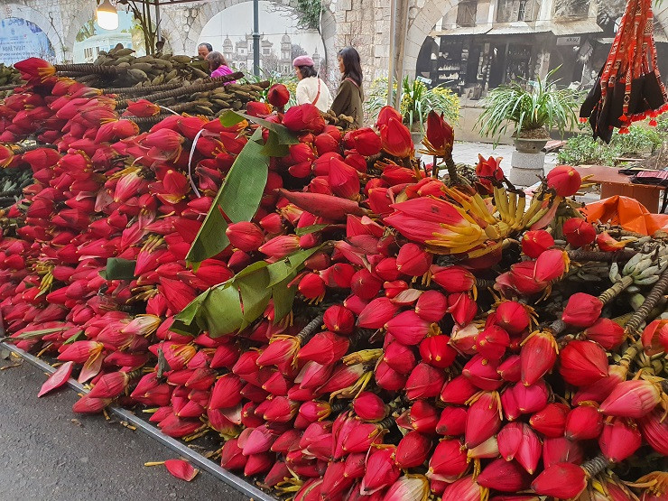 Ruc ro hoa chuoi rung xuong pho gia 50.000 dong/bong-Hinh-2