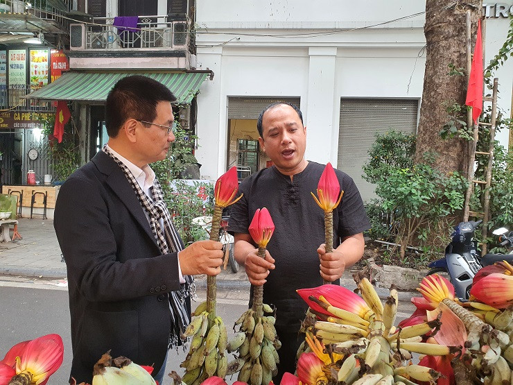 Ruc ro hoa chuoi rung xuong pho gia 50.000 dong/bong-Hinh-5