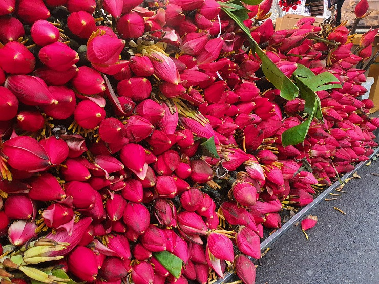 Ruc ro hoa chuoi rung xuong pho gia 50.000 dong/bong-Hinh-3