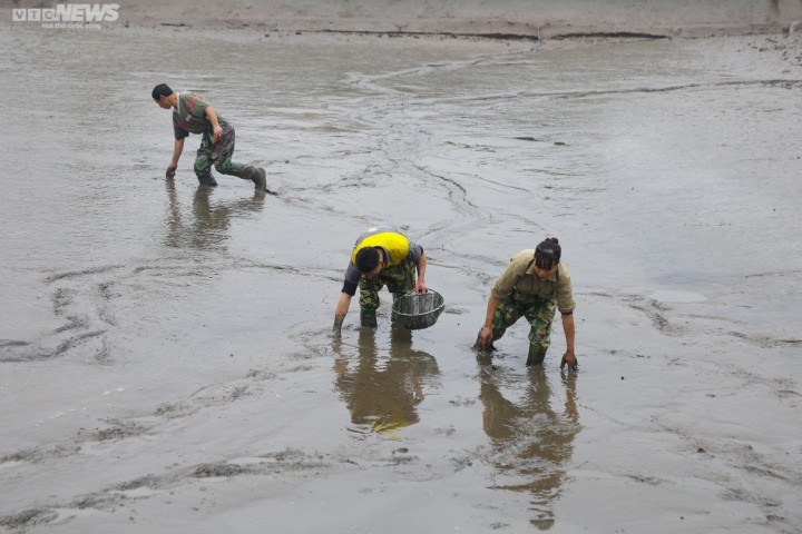 Vào những ngày này, gần như lúc nào người nông dân cũng ở dưới ao, tất bật kéo lưới vớt cá lên.