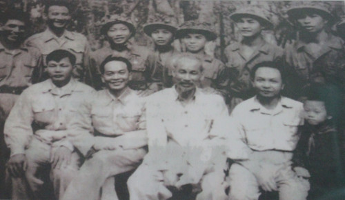 Bác Hồ, Đại tướng Võ Nguyên Giáp và các lãnh đạo chụp ảnh cùng các chiến sĩ lập công ở Điện Biên Phủ.