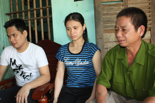 Ông Bình cùng hai người con bị khiếm thị.