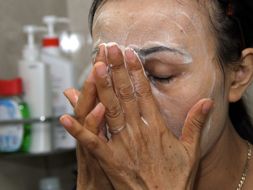 Trước khi bôi kem dưỡng da cần làm sạch bằng sữa rửa mặt.