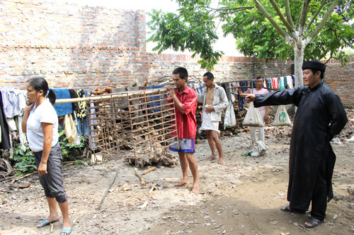 Phương pháp chữa bệnh của ông Tự là kết hợp giữa tụng kinh, niệm Phật và rèn luyện sức khoẻ.
