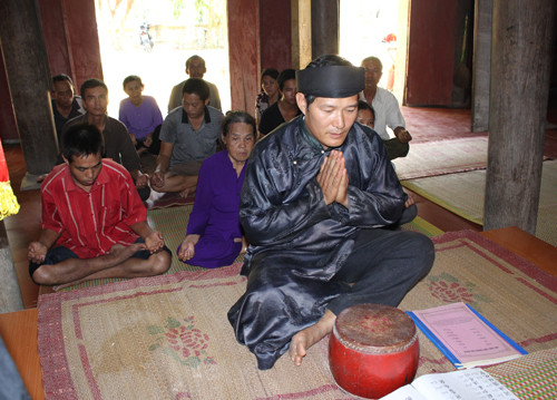 Ông Tự làm lễ cho người bệnh tâm thần.