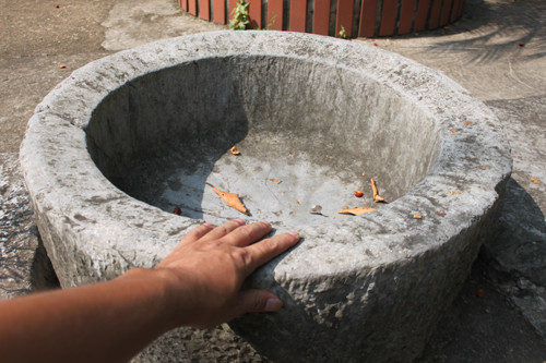 Cối đá cổ để dân làng xay gạo.