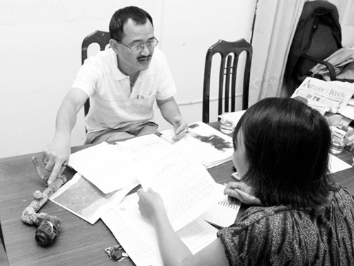 Ông Đào Quang Minh, Phó Giám đốc kỹ thuật XNKDNSĐĐ làm việc với phóng viên.