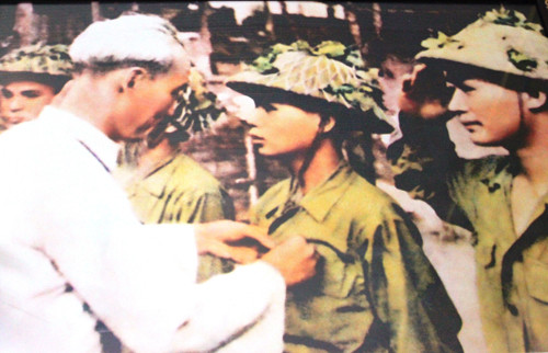 Bác Hồ tặng Huân chương chiến công hạng nhất và huy hiệu "Chiến sĩ Điện Biên" cho chiến sĩ trẻ Hoàng Đăng Vinh.