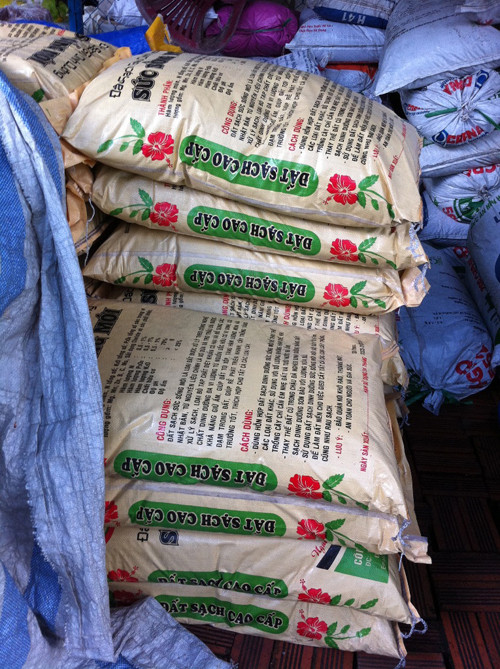 Sản phẩm "đất sạch cao cấp" được bày bán tại nhiều vựa cây cảnh tại TPHCM.