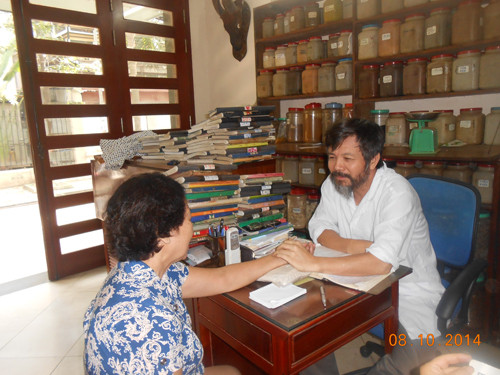 Lương y Lê Xuân Hải kiểm tra lại sức khoẻ cho bà Thơm.