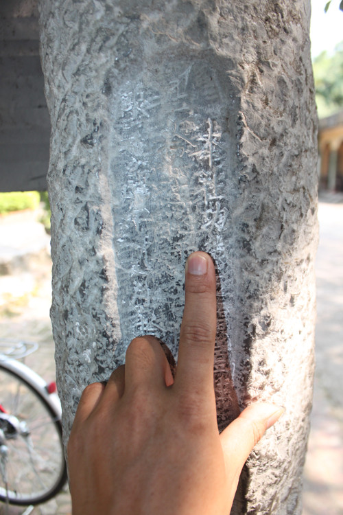 Trên mỗi cột đá đều có chữ Nho.