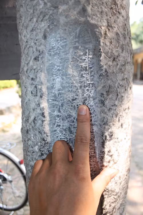 Trên mỗi cột đá đều có chữ Nho.