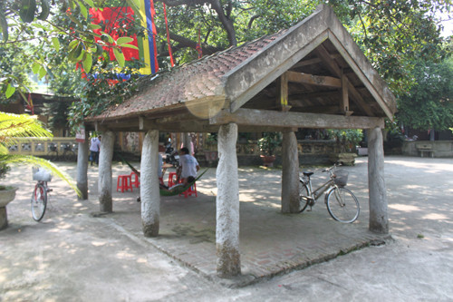 Cầu tế người chết với 8 cột đá.