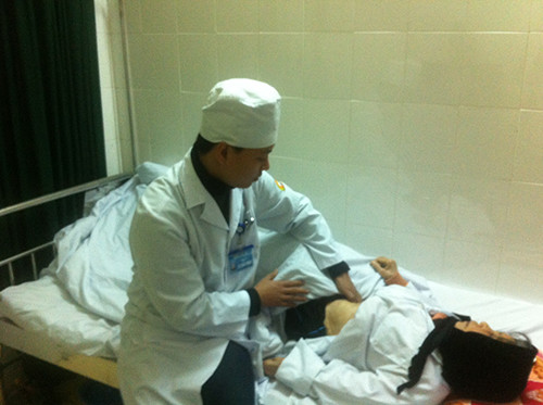 BS Lê Xuân Thắng thăm khám cho bệnh nhân Vĩnh.