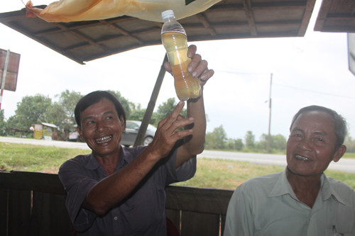 Anh Hùng, gia đình nấu dầu tràm nguyên chất hiếm hoi ở xã Lộc Tiến.