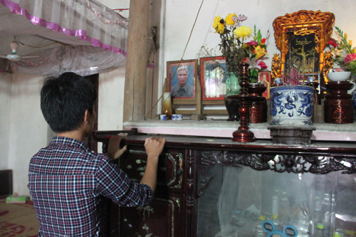 Em Quyết rất đau khổ vì tin đồn thất thiệt quanh sự mất mát của gia đình.