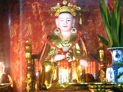 Tượng thờ Lý Chiêu Hoàng tại đền Rồng.